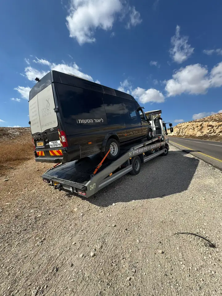 גרר של שילת גורר רכב מסחרי גדול בדרך עפר