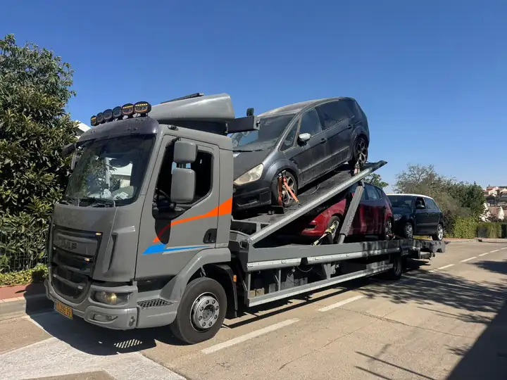 הגרר של שילת עם שני רכבים על הגרר הדו־קומתי