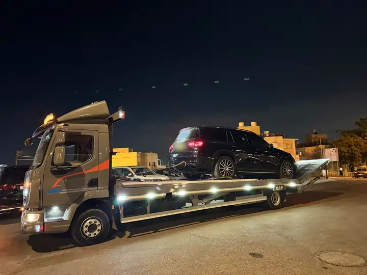 רכב שטח יוקרתי שחור על הגרר של שילת בלילה